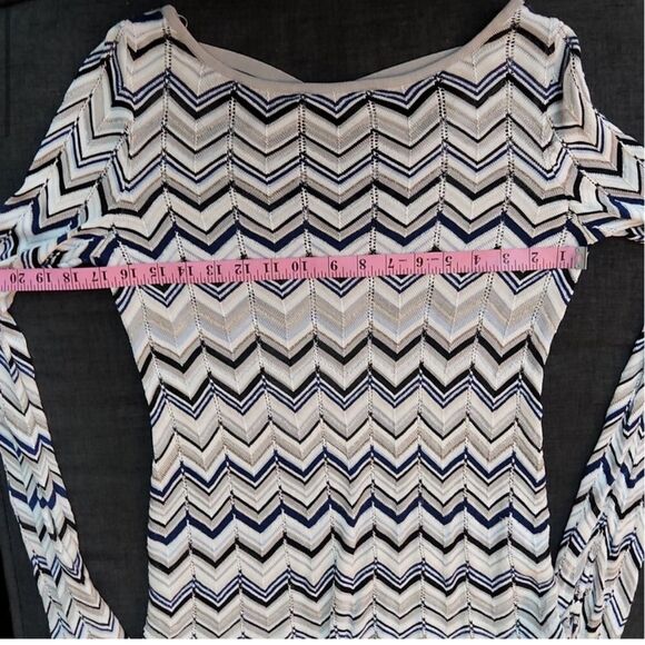 White House Black Market Chevron Long Sleeve Knit V-Neck Blouse Size Small - Picture 9 of 10